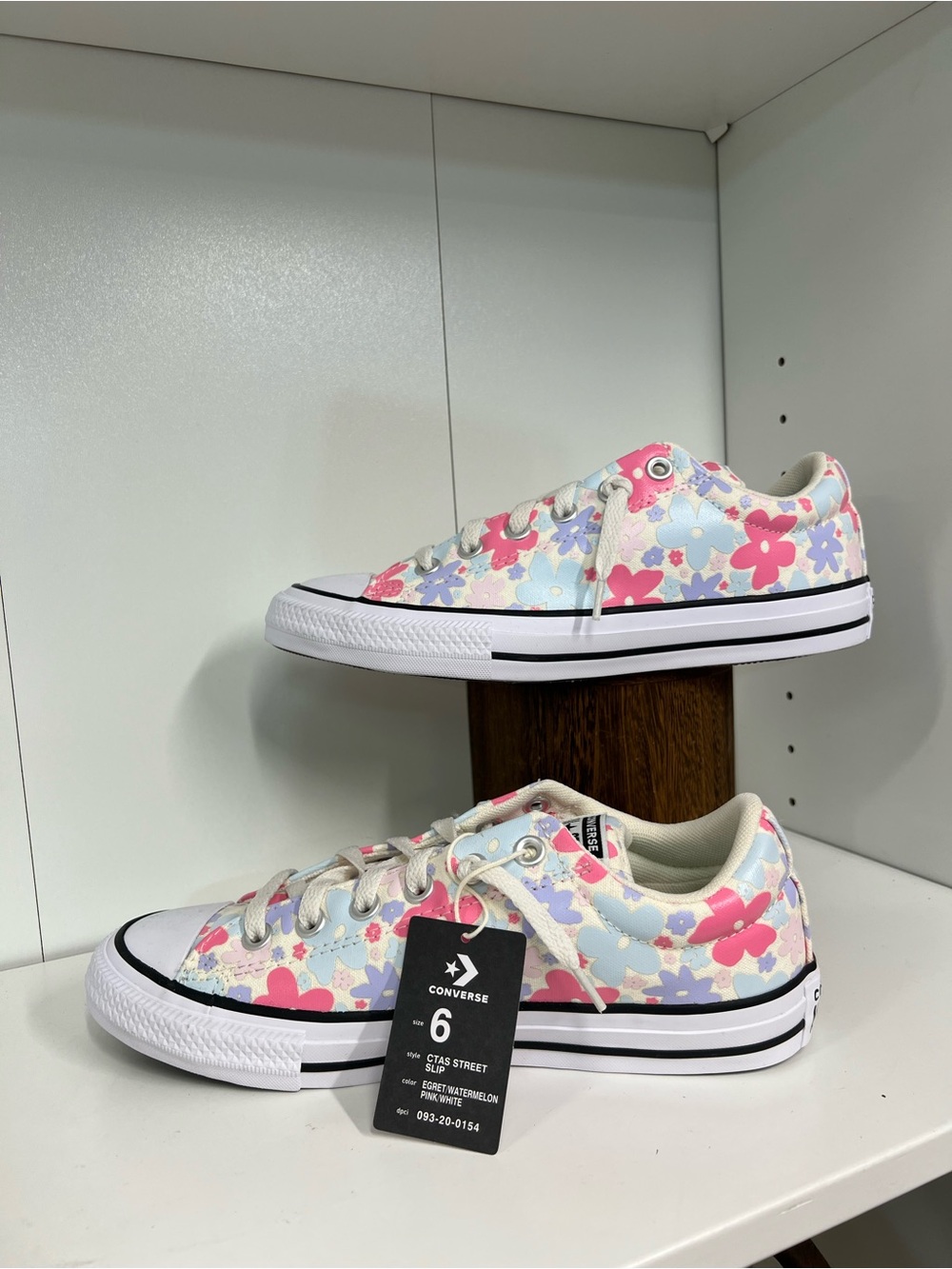 Converse Floral Low-Top Sneakers in Pink and Light Blue 6Y women size 8